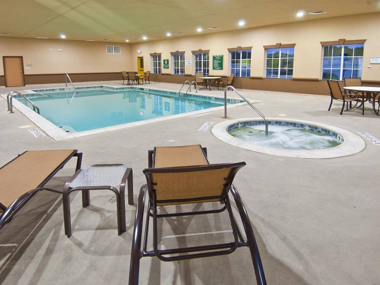 La Quinta Inn & Suites by Wyndham DFW Airport West - Bedford — photo 4