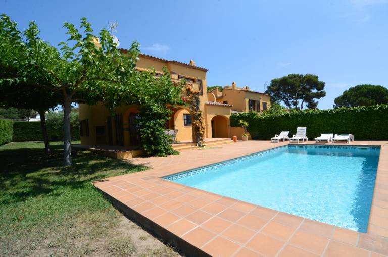 Villa with patio, barbecue & garden | Pet-friendly — photo 3