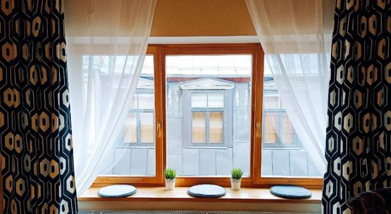 Elegant Old Town Toffee Bliss Apartment, SELF Check-In, Steps from Bus Station in Riga
