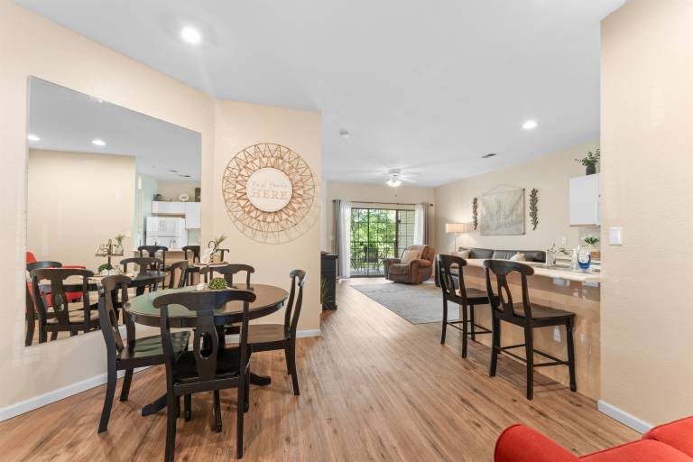 Condo with BBQ, pool & jacuzzi | Mountain view — photo 4