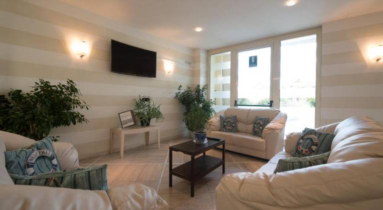 Serviced apartment with yard, pool & terrace — photo 2