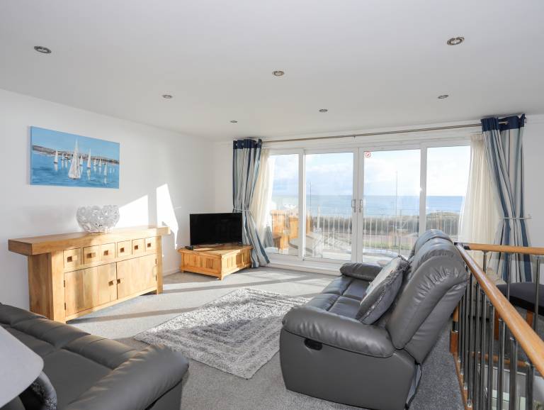 Cottage with yard | Beach view — photo 3