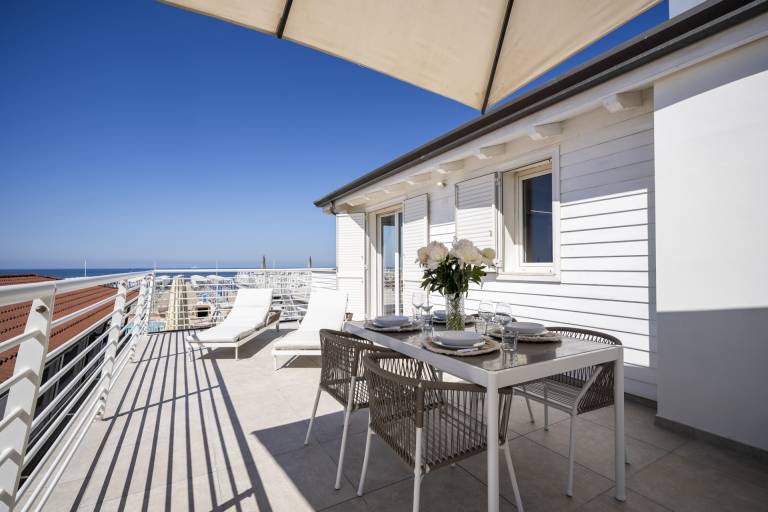 Holiday apartment with pool & patio | Water view — photo 2