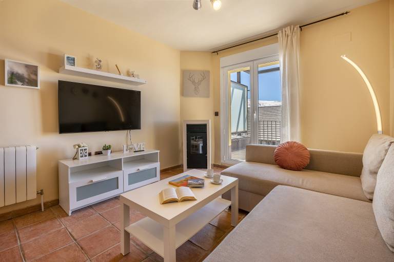 Deluxe Apartment with Mountain Views, Private Terrace & Wi-Fi — photo 2