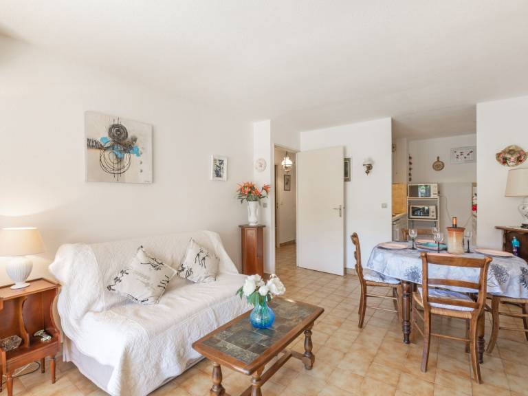 Holiday apartment with patio & pool — photo 4