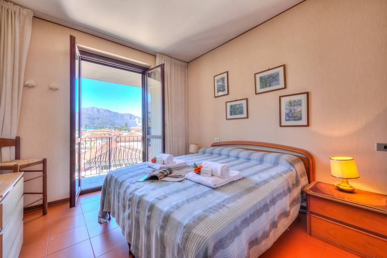 Holiday apartment with patio | Lake view — photo 5