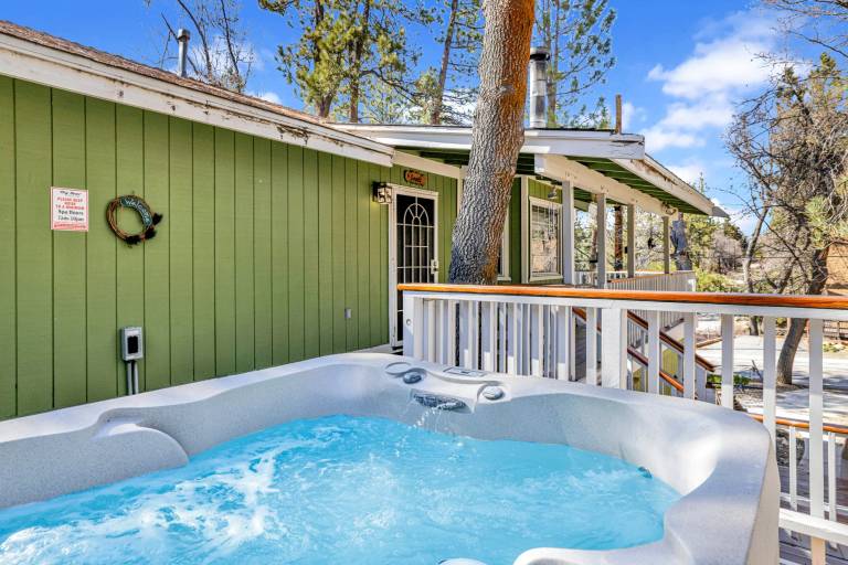 Upper Moonridge Chalet: 2BR/2BA, Private Hot Tub, Wood Fireplace & WiFi — photo 3