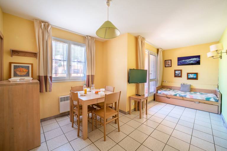 Family-oriented pleasant rental apartment with pool & patio | Sea view | Dogs allowed — photo 5