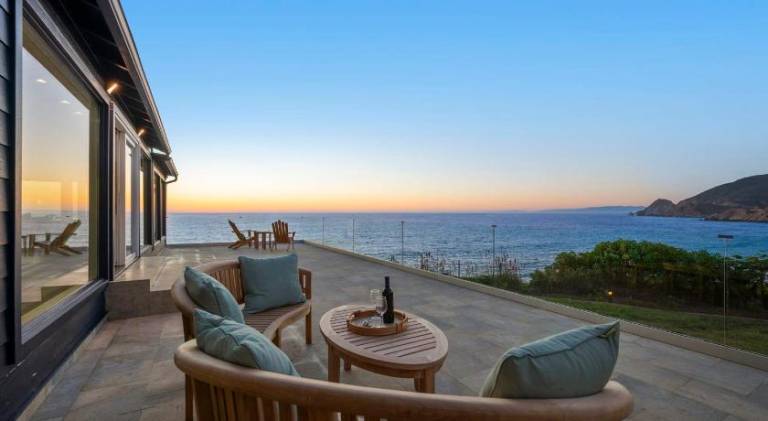 Distinguished Oceanfront Point Estate with Iconic Beach Mountain Vistas — photo 3