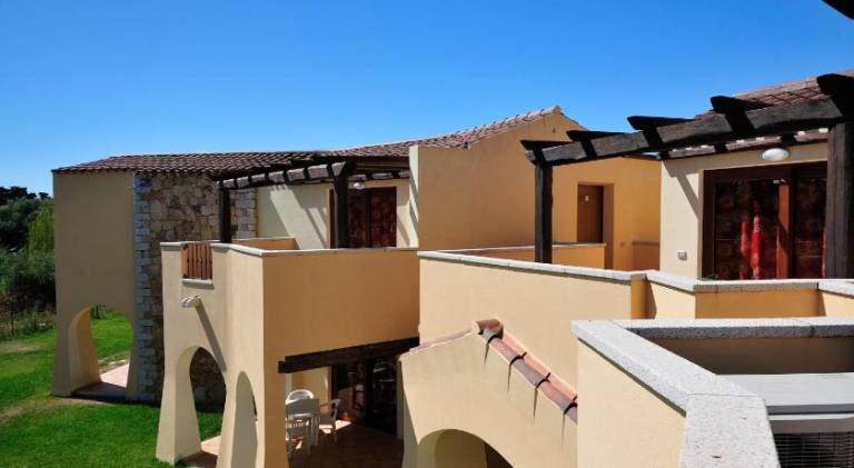 Serviced apartment with patio & yard — photo 4