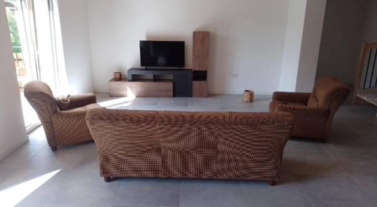 Rental apartment with yard, terrace & grill — photo 4