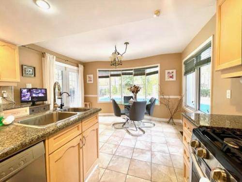 Quiet Room with Shared Bathroom Near Bayview York Mills
