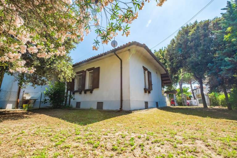Family-friendly pleasant villa with barbecue & yard | Garden view | Pets are welcome — photo 2
