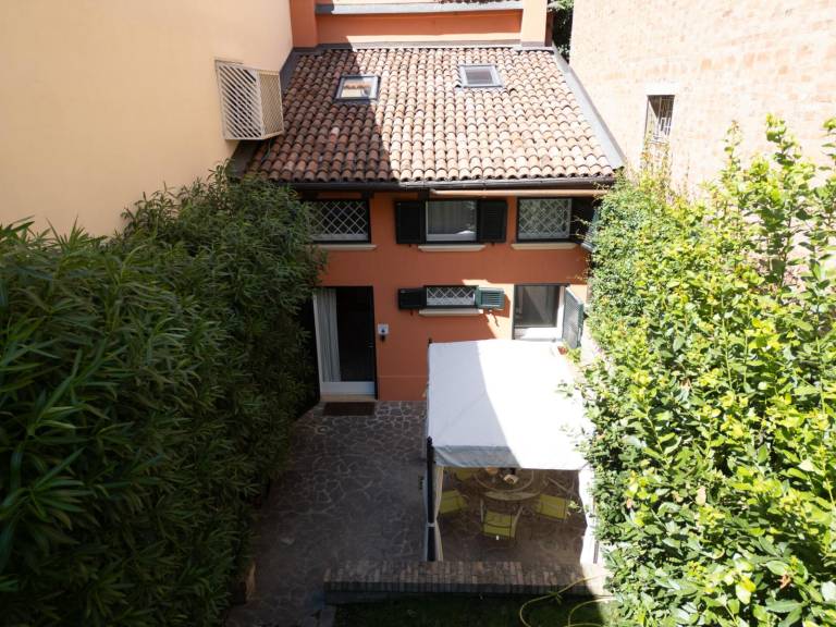 Holiday apartment with jacuzzi & patio | Close to Piazza Maggiore | Pets allowed — photo 2