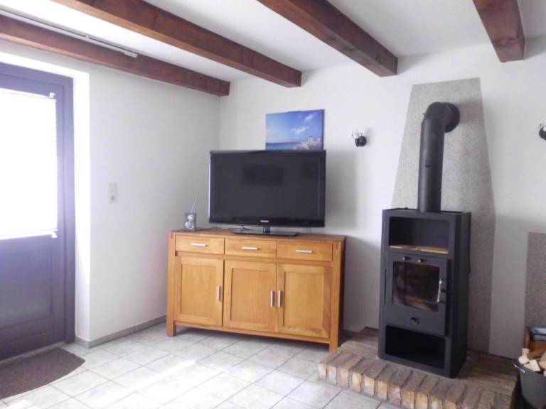Vacation home with barbeque, terrace & yard | Pet-friendly — photo 4