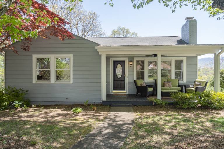Cozy Ridge Pet Friendly, Views & 5-Minutes to Town! — photo 2