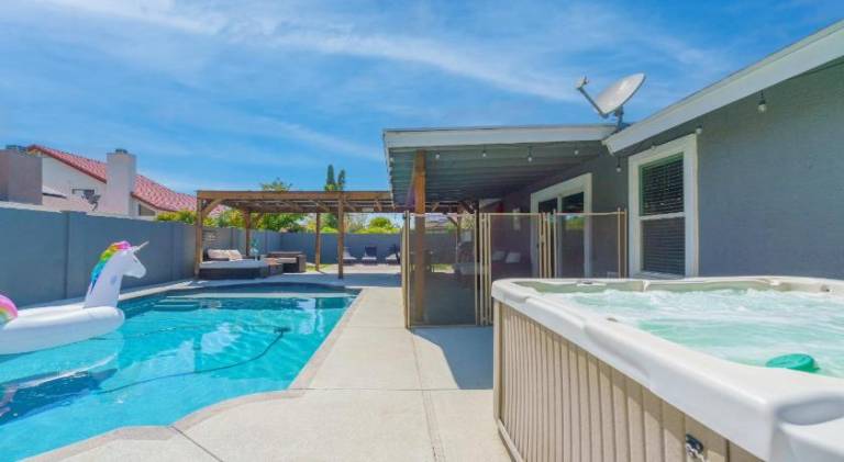 New king Beds Pool Hot Tub Outdoor Fireplace in Glendale, AZ
