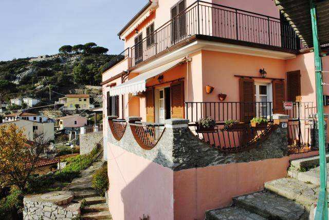 Apartment with patio | Sea view | Beach nearby | Pet-friendly in Campo nell'Elba