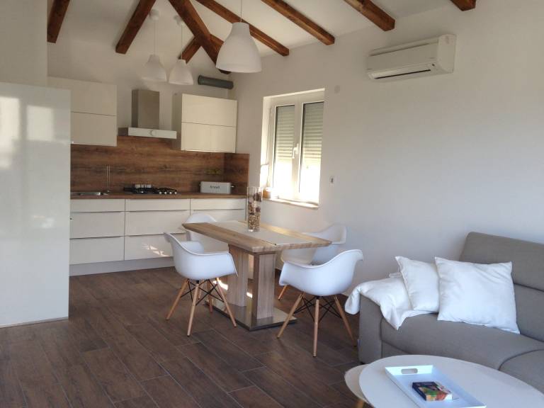 Fully equipped beautiful house with yard, BBQ & patio | Close to the beach | Pet-friendly — photo 3