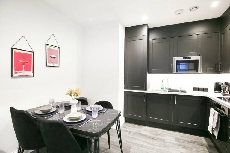 House | Close to British Airways i360 — photo 3