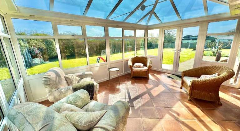 Stunning 7 Bedroom Escape Near New Forest and Beach - Large Garden - Serene Setting - Sleeps 14 — photo 3