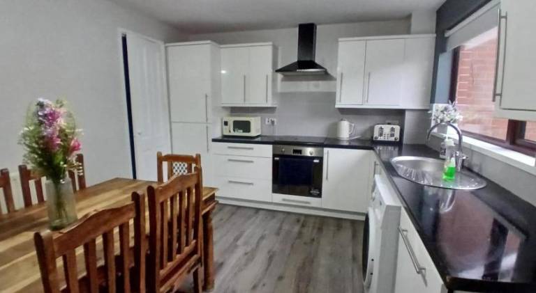 MASSIVE 4 Bed home walking distance to the City lights, perfect for business trips — photo 3