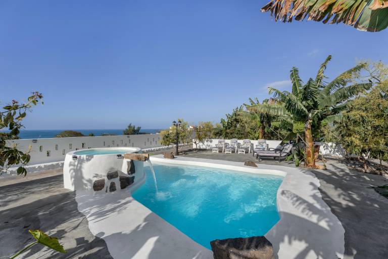 Finca with barbeque, private pool & terrace | Beach view | Close to the beach | Good for workation | Pet-friendly — photo 2