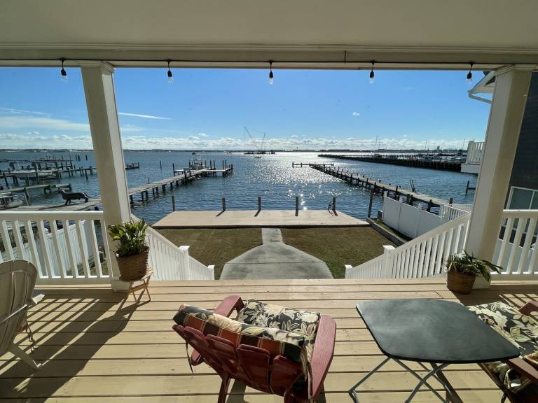 Big Waterfront House Amazing View and Swim Deck — photo 5