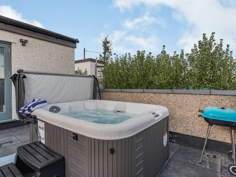 Cottage with jacuzzi & garden | River view — photo 4