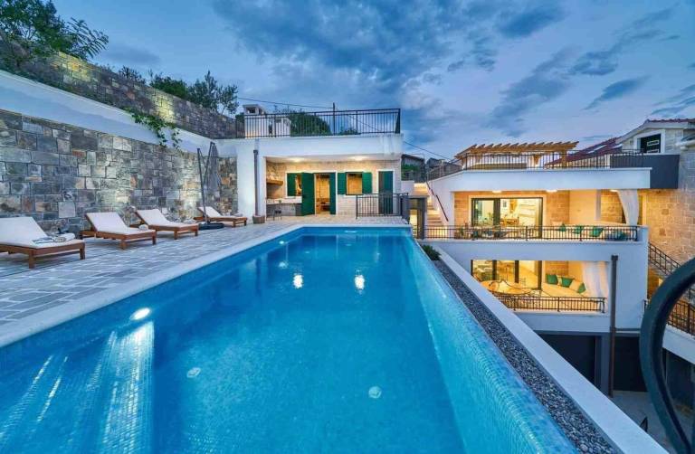Fully equipped villa with grill, yard & private pool | Sea view | Pets allowed in Podstrana