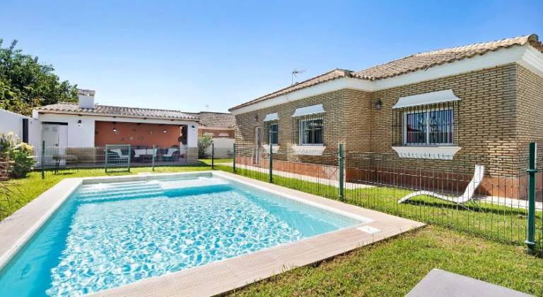 Fully equipped ample house with barbeque, private pool & garden | Pet-friendly in Chiclana de la Frontera