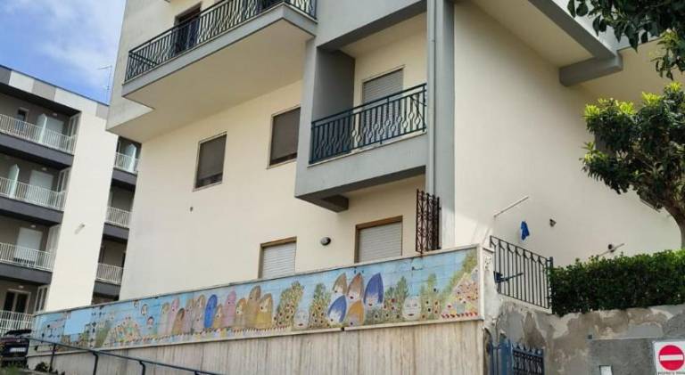 Rental apartment with patio — photo 3