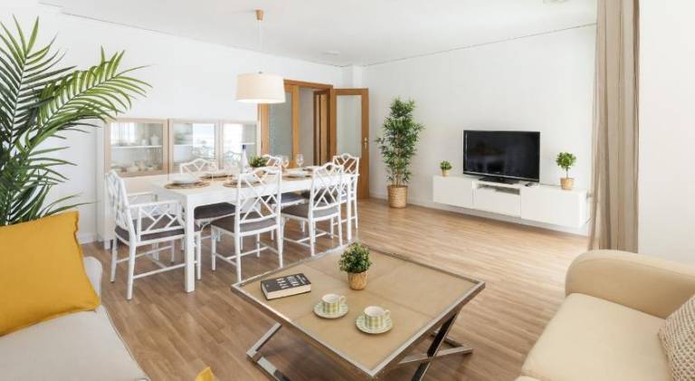 Holiday apartment with pool, garden & patio | Beach nearby | Pet-friendly — photo 2