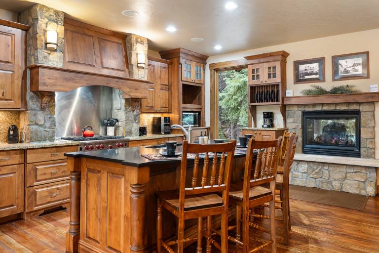Family-oriented vacation home with barbeque & hot tub | Mountain view | Ski nearby | Perfect for remote work | Pets allowed — photo 3