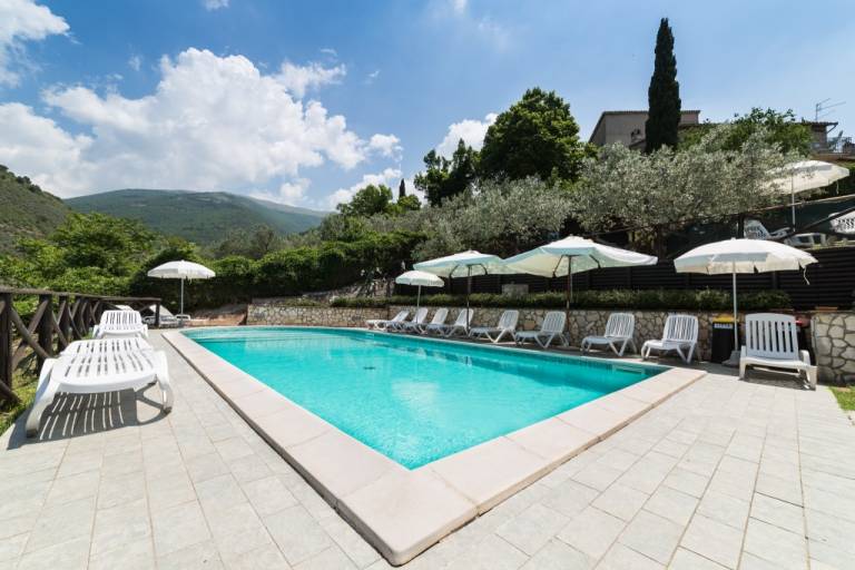 Holiday apartment with private pool & yard — photo 5