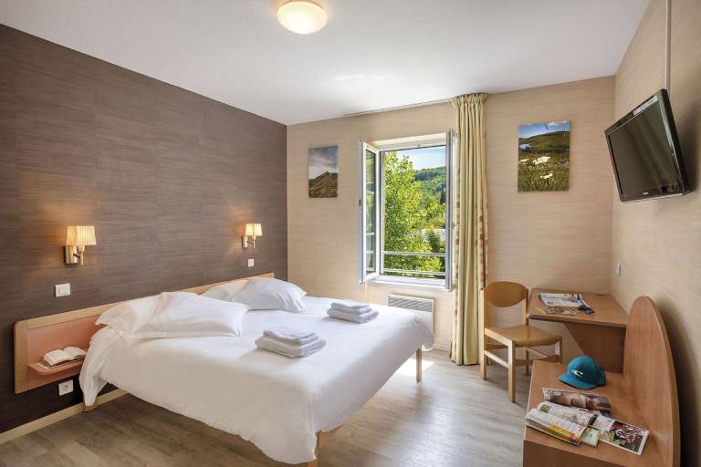 LOGIS HOTEL L'HOTEL DES BAINS - Salles-la-Source — photo 2