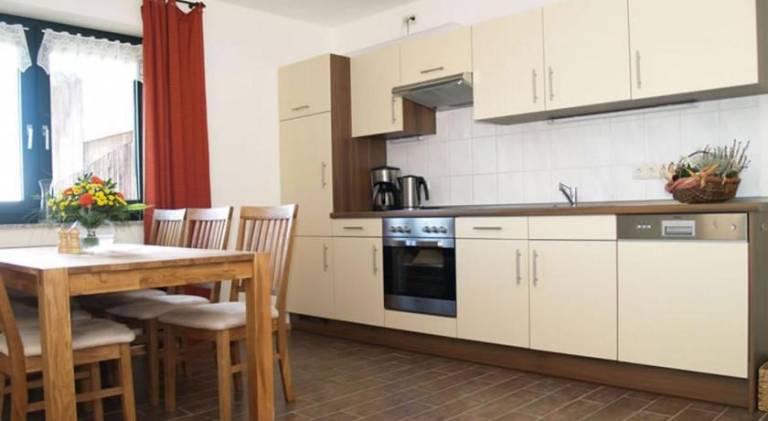 Apartment with BBQ, terrace & yard — photo 2