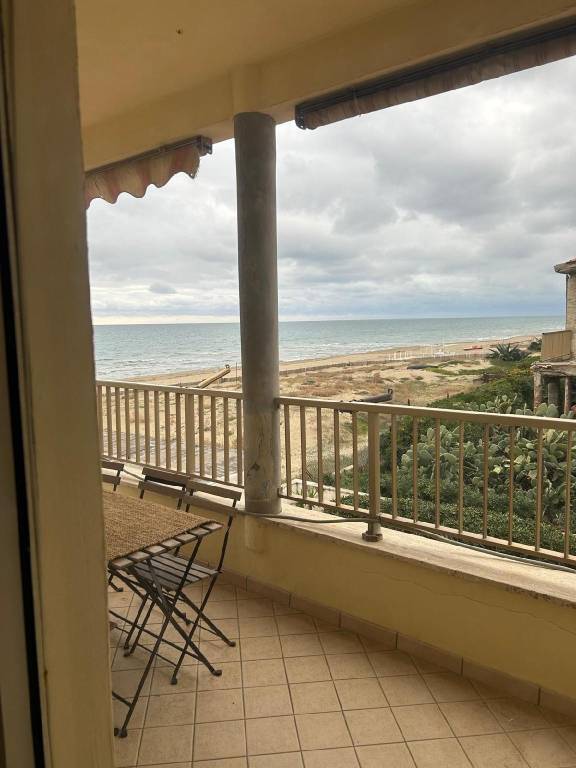 Beachfront, balcony, parking, private access beach — photo 3