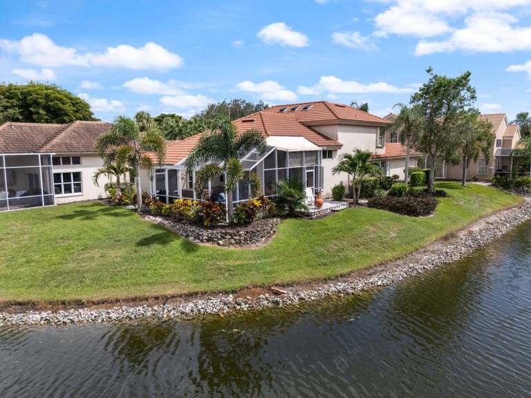 Stunning lakefront Golf Course Home in the heart of Naples. — photo 2