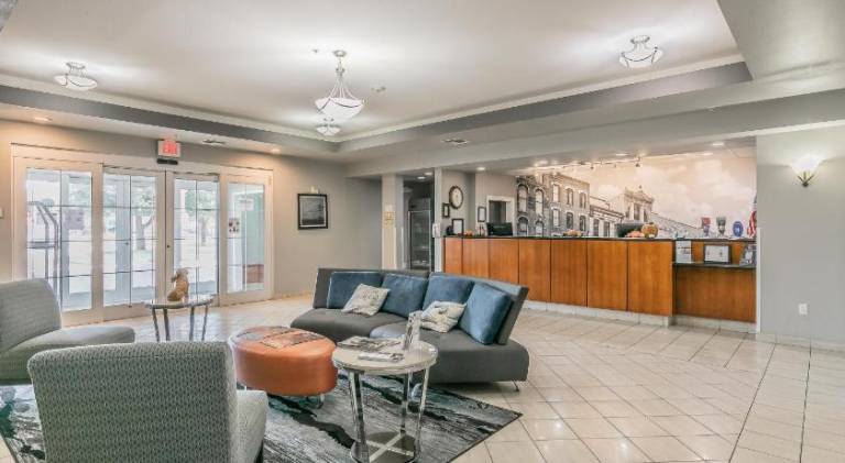 La Quinta Inn & Suites by Wyndham Granbury — photo 2