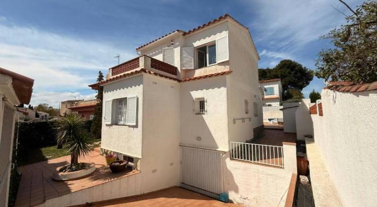 Vacation home with 4 rooms for 8 persons in L'Escala