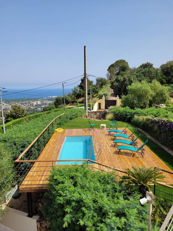 Contemporary villa with panoramic views over the bay of Cannes and private swimming pool. — photo 2
