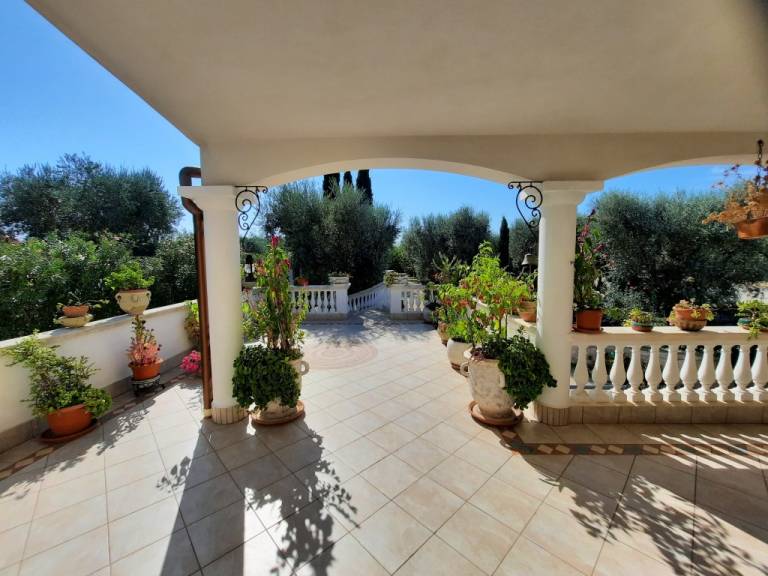 Apartment with yard & terrace | Garden view — photo 3