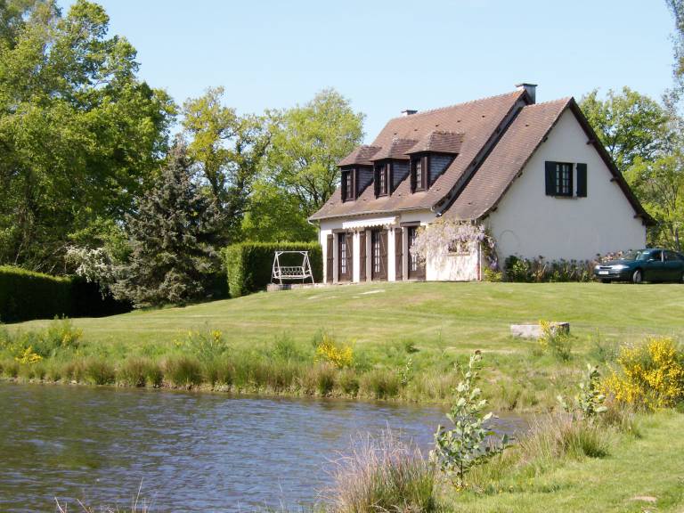 House with grill, patio & yard | Lake view — photo 2