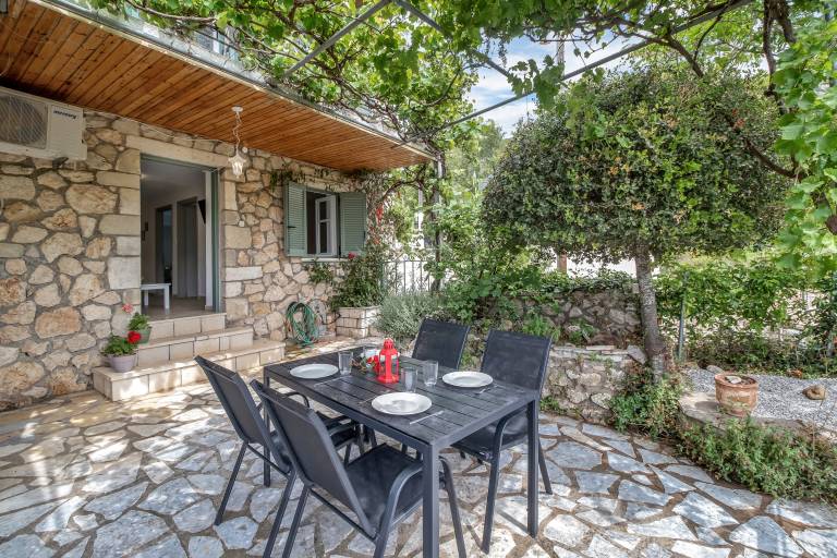 Studio Apartment 'Kerkis Apartment' with Mountain View, Wi-Fi and Air Conditioning in Lefkada
