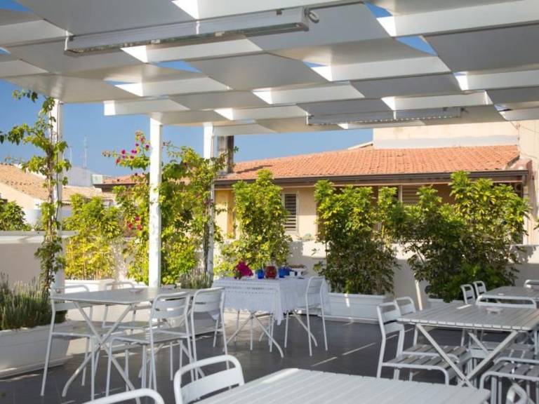 Apartment with yard & terrace in Scicli
