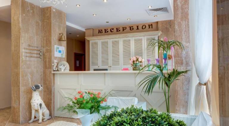 Serviced apartment with patio, garden & pool | Pets allowed — photo 5