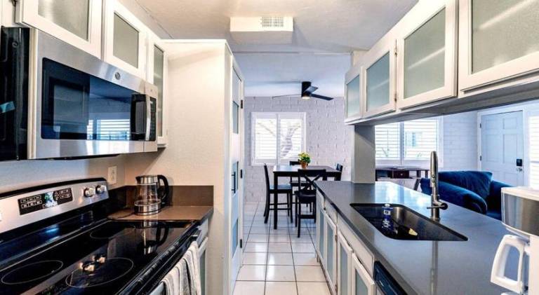 Charming dog-friendly, 2BR-1BA with Pool, Mountain Views — photo 5