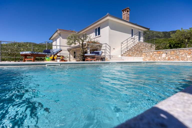 Villa with barbecue, garden & terrace | Water view — photo 5