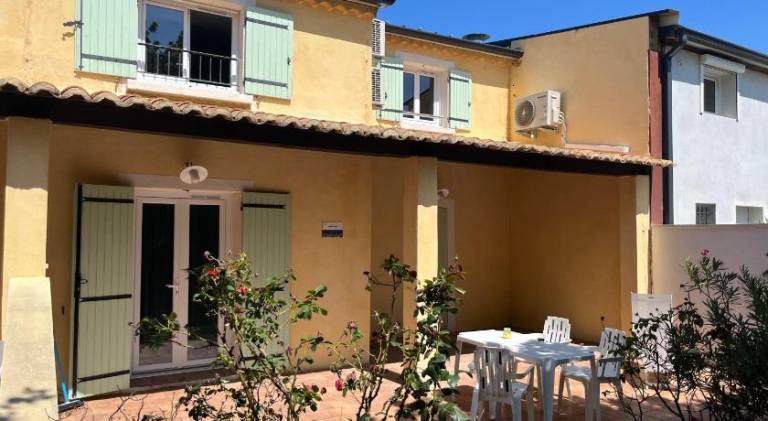 Wonderful serviced apartment with pool, garden & terrace | Dogs allowed in Avignon